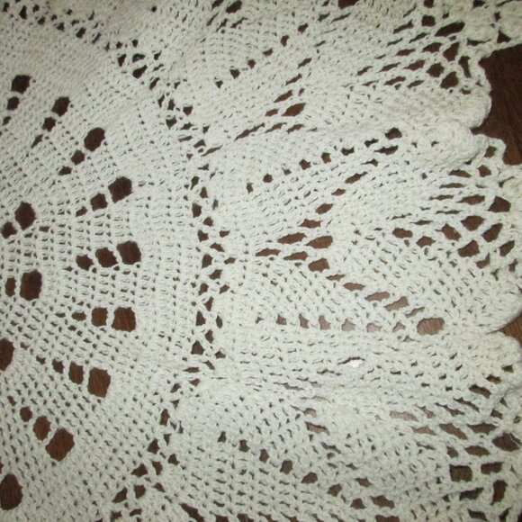 Vtg large 22"(56cm)round crocheted ecru white cotten table doily 22"(56cm) x 22" - Picture 10 of 11